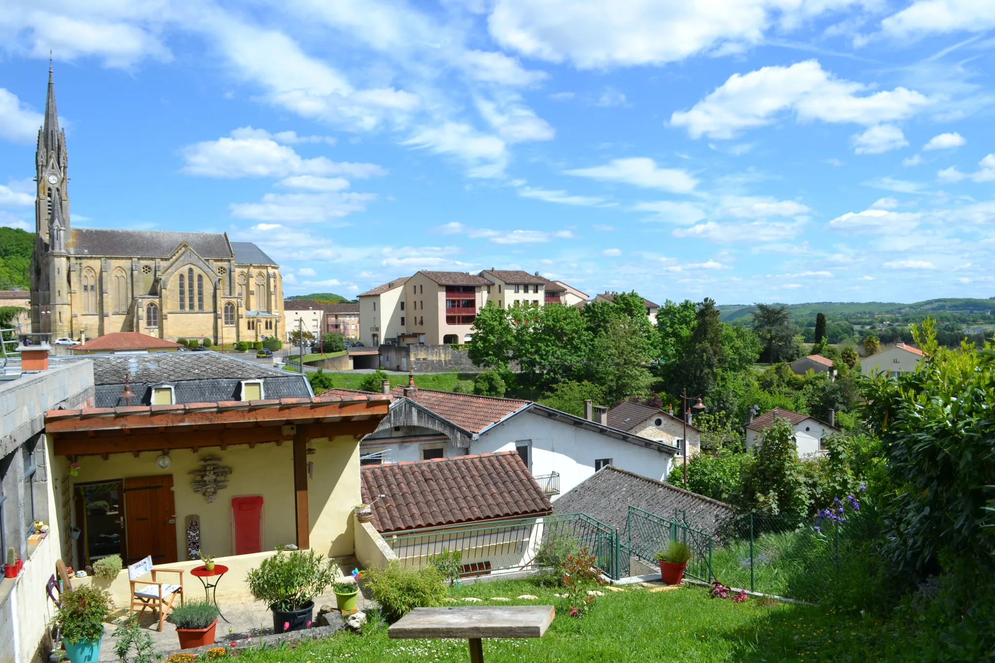 Maison Mitoyenne à Vendre à Fumel - Charmante et Pratique 