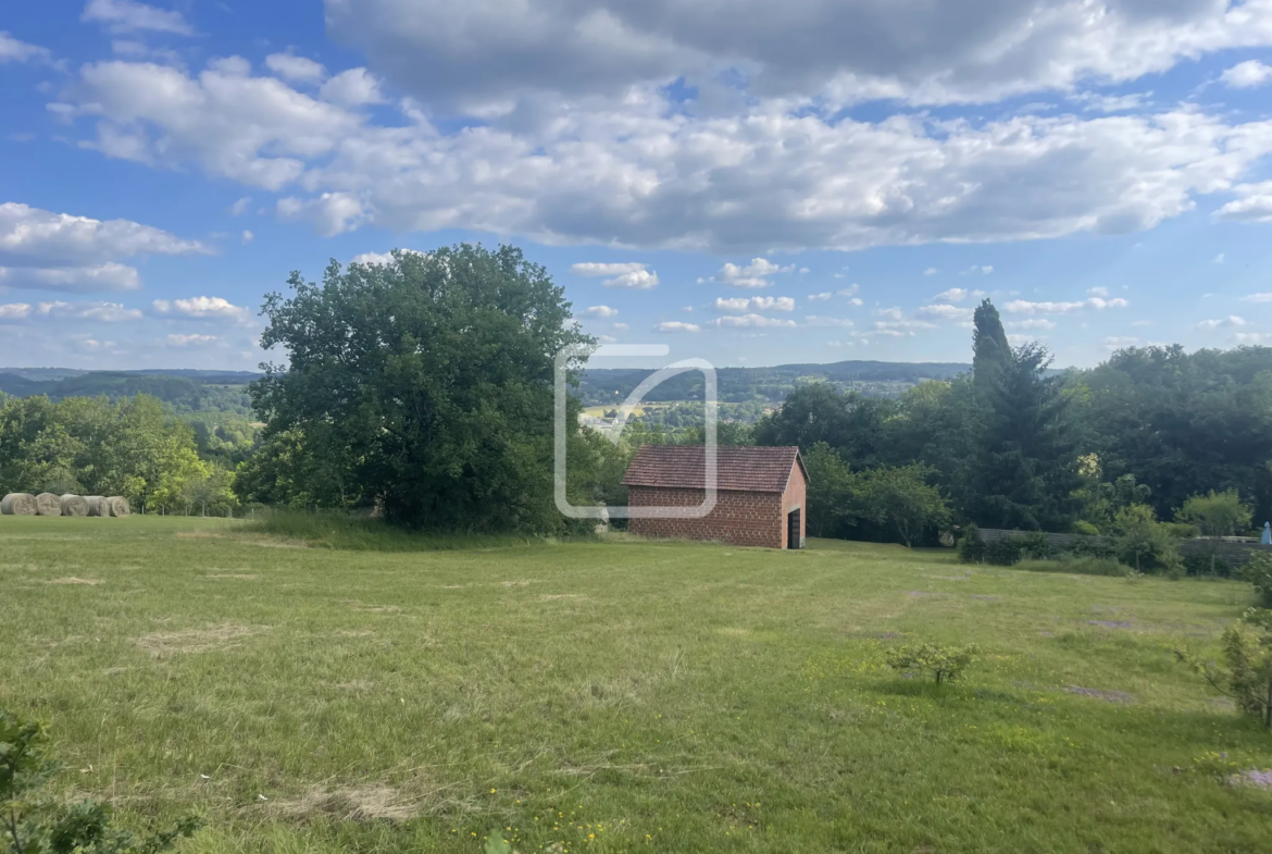 Terrain de 2118 m² avec hangar et permis à St Chamassy 