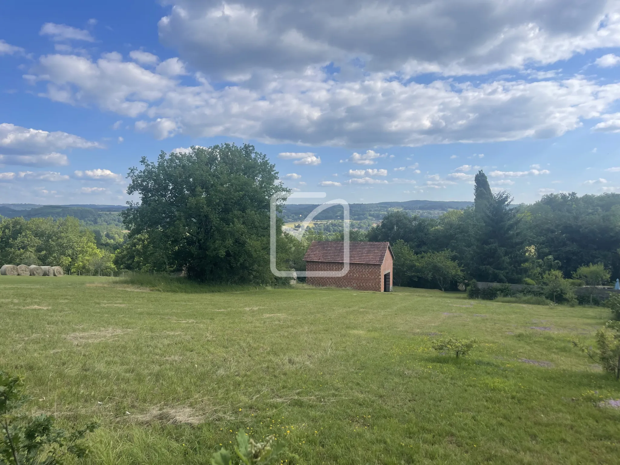 Terrain de 2118 m² avec hangar et permis à St Chamassy 