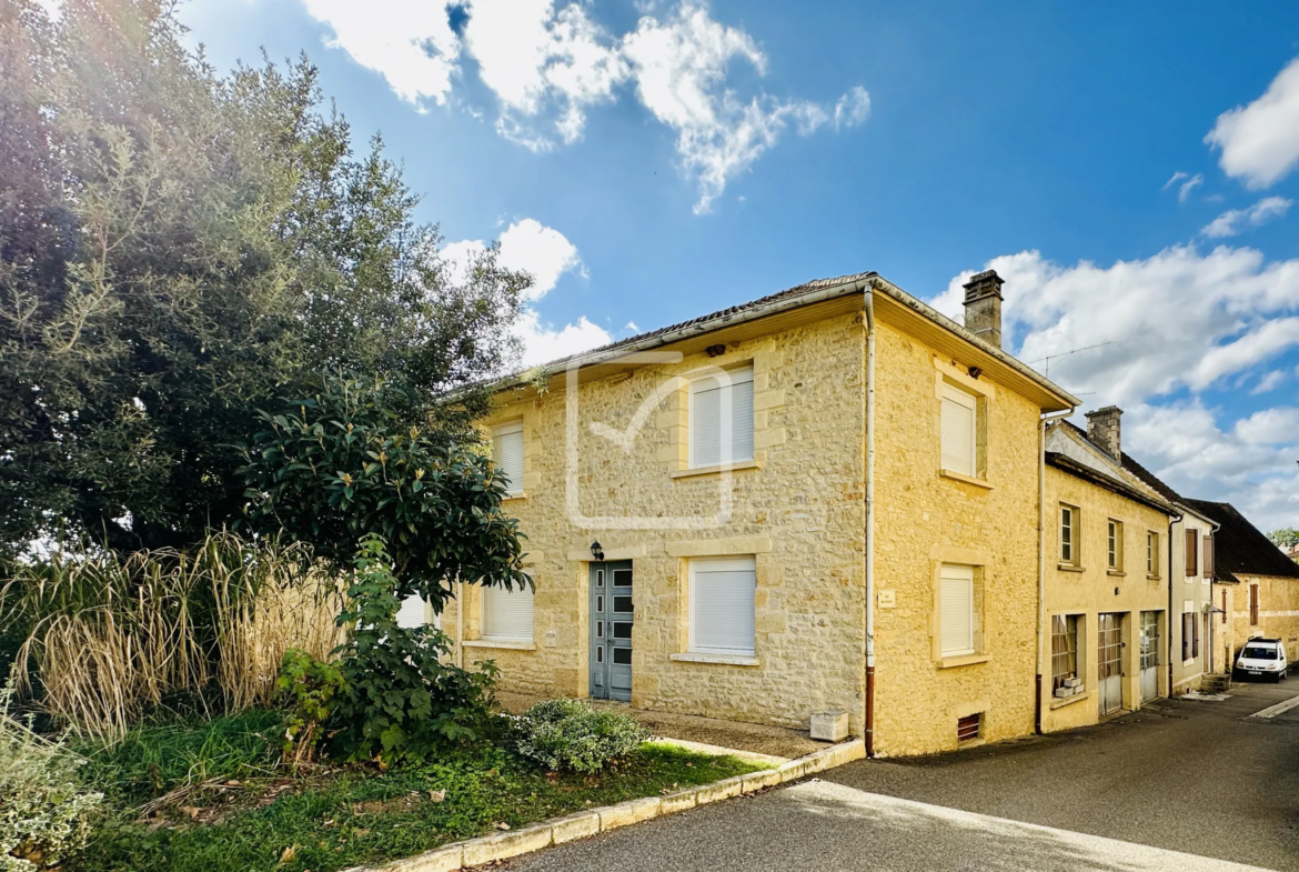 Vaste Maison en Pierres de Pays à Saint-Martial-de-Nabirat avec 4 Chambres 