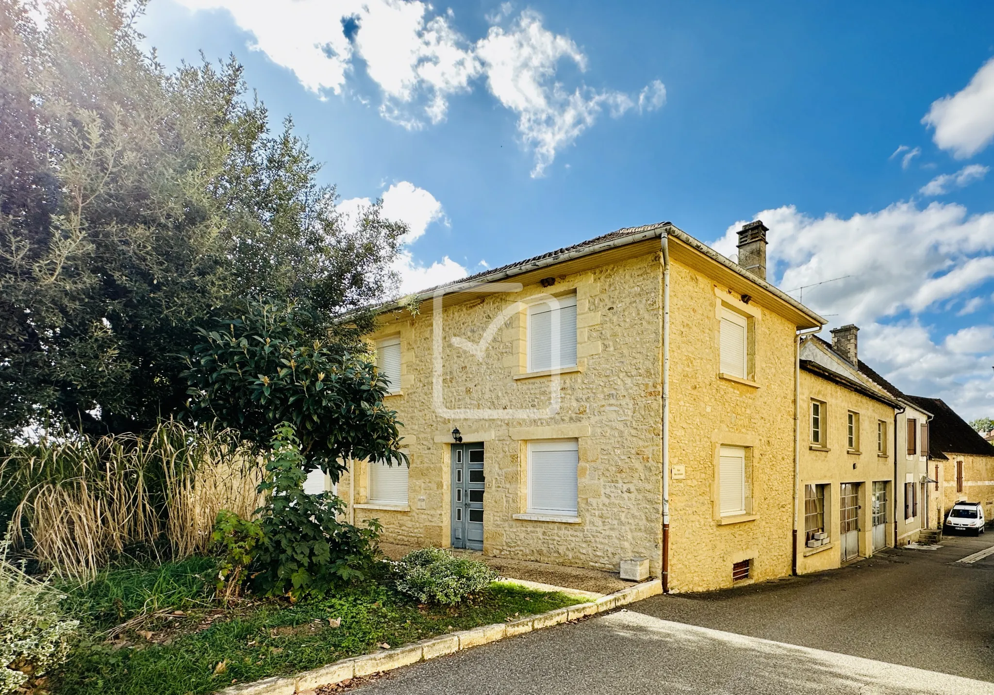 Vaste Maison en Pierres de Pays à Saint-Martial-de-Nabirat avec 4 Chambres 