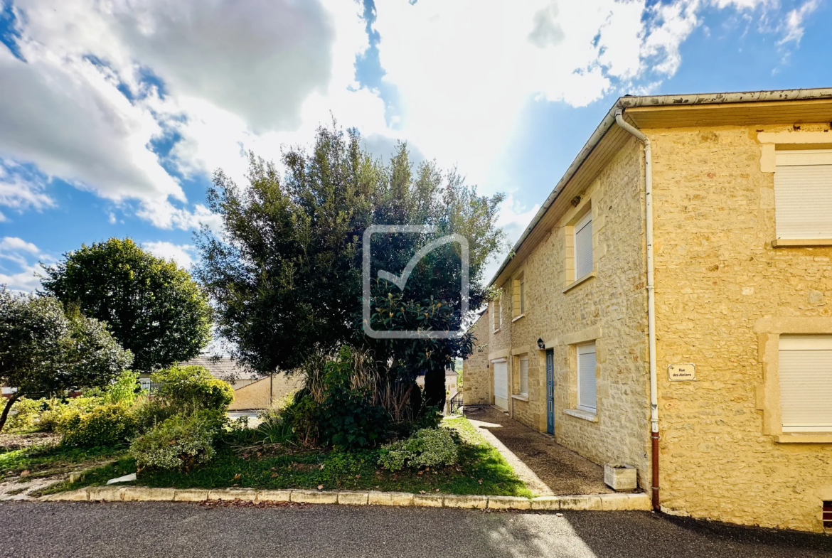 Vaste Maison en Pierres de Pays à Saint-Martial-de-Nabirat avec 4 Chambres 