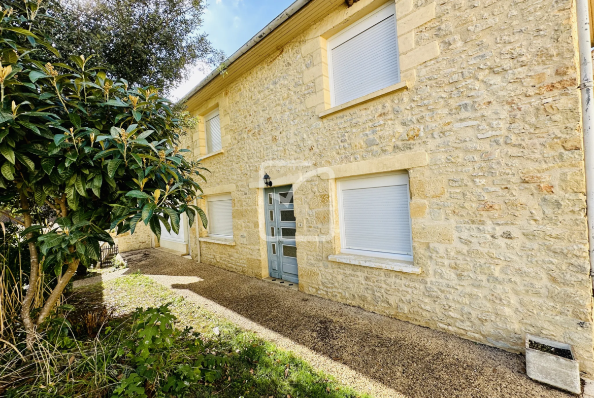 Vaste Maison en Pierres de Pays à Saint-Martial-de-Nabirat avec 4 Chambres 