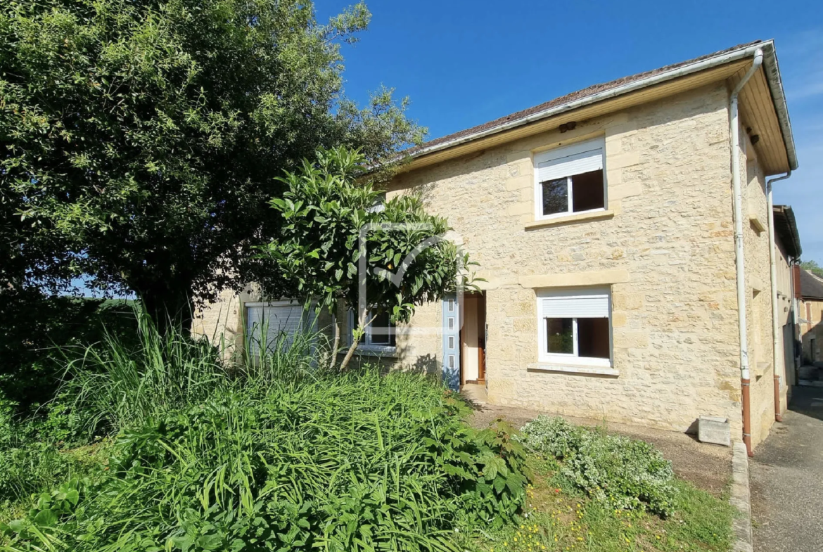 Vaste Maison en Pierres de Pays à Saint-Martial-de-Nabirat avec 4 Chambres 