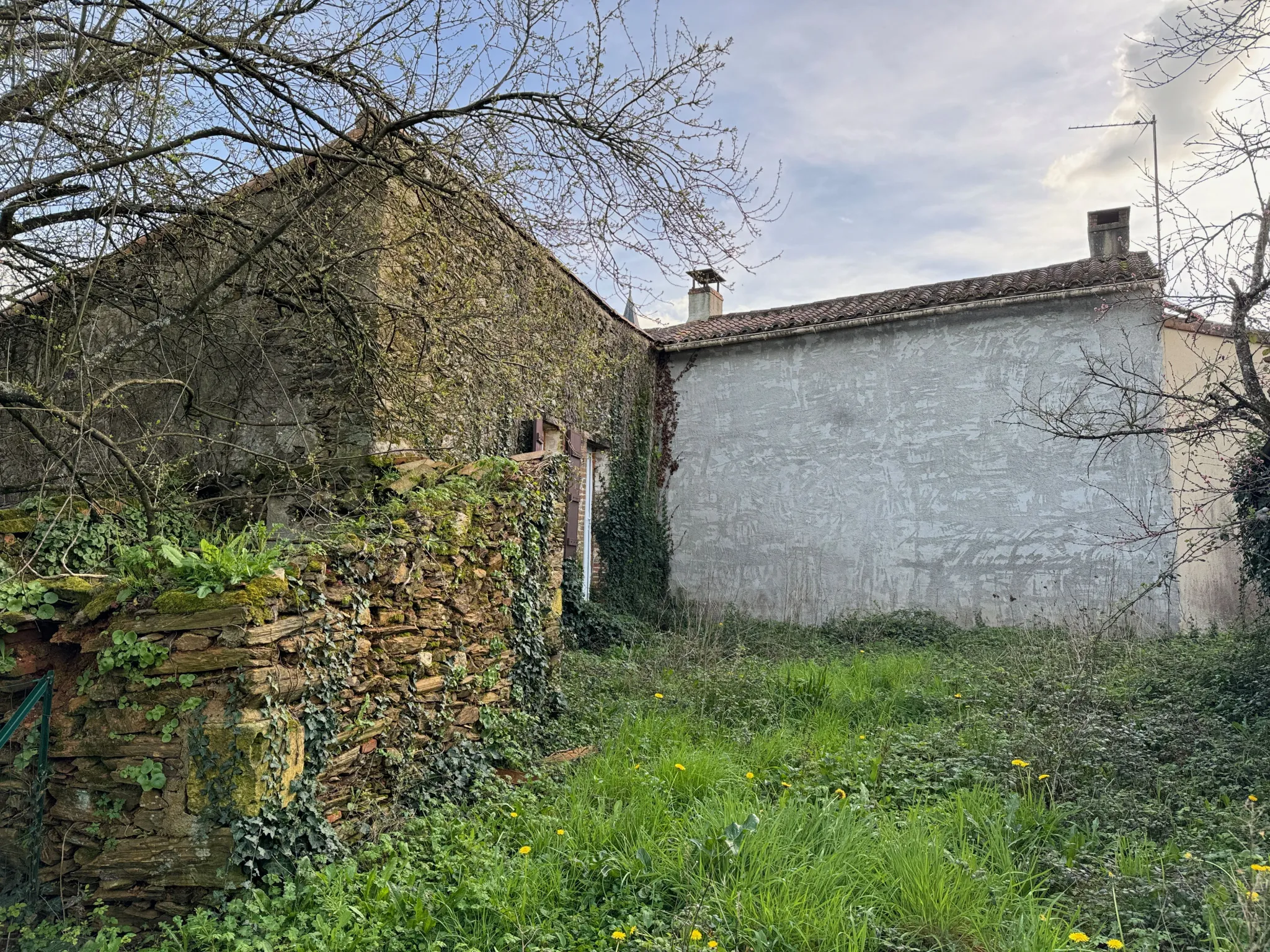 Maison en pierres rénovée à Saint Vincent Puymaufrais 