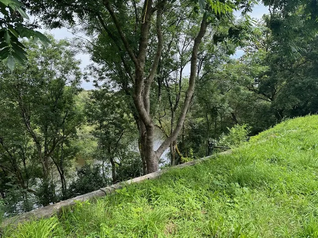 Terrain constructible avec vue sur la rivière à Chateau-Guibert 