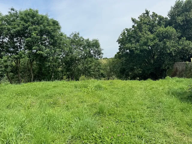 Terrain constructible avec vue sur la rivière à Chateau-Guibert 