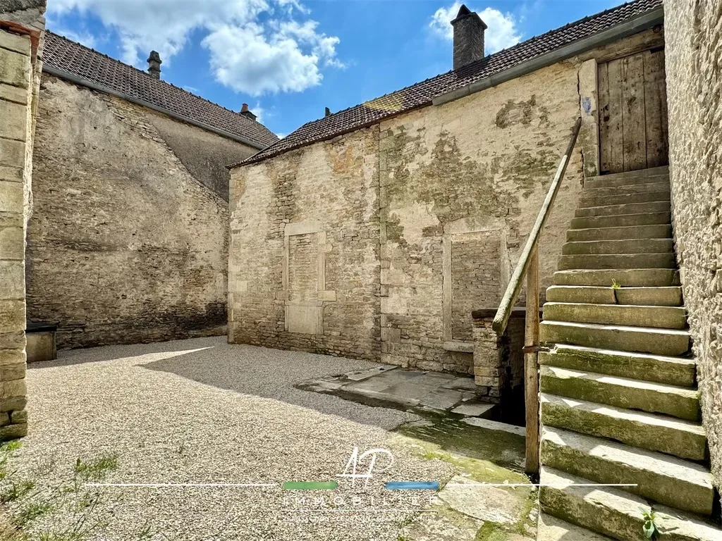 Grande maison à rénover à Til Chatel, 20 min de Dijon Nord 