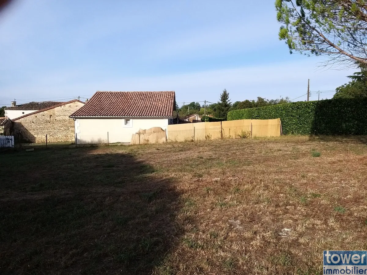 Terrain constructible de 827 m² à Garat près de Soyaux 