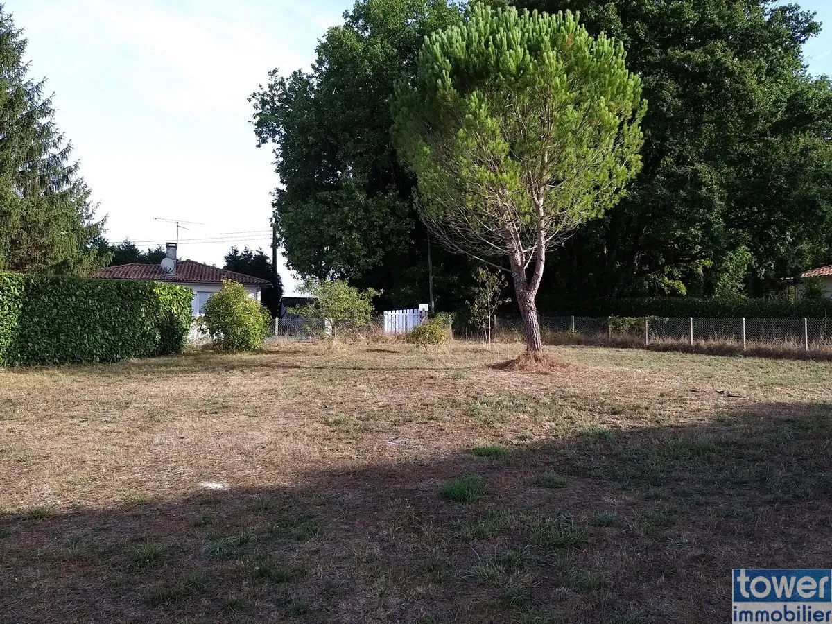 Terrain constructible de 827 m² à Garat près de Soyaux 