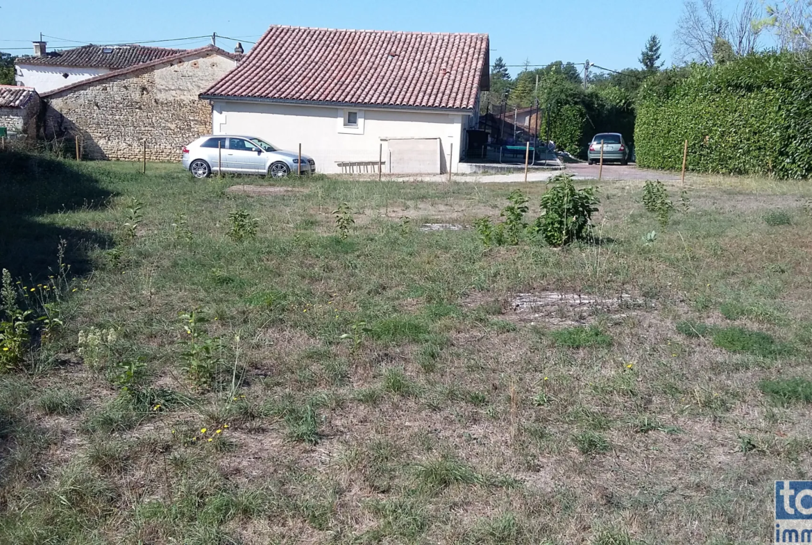 Terrain constructible de 827 m² à Garat près de Soyaux 