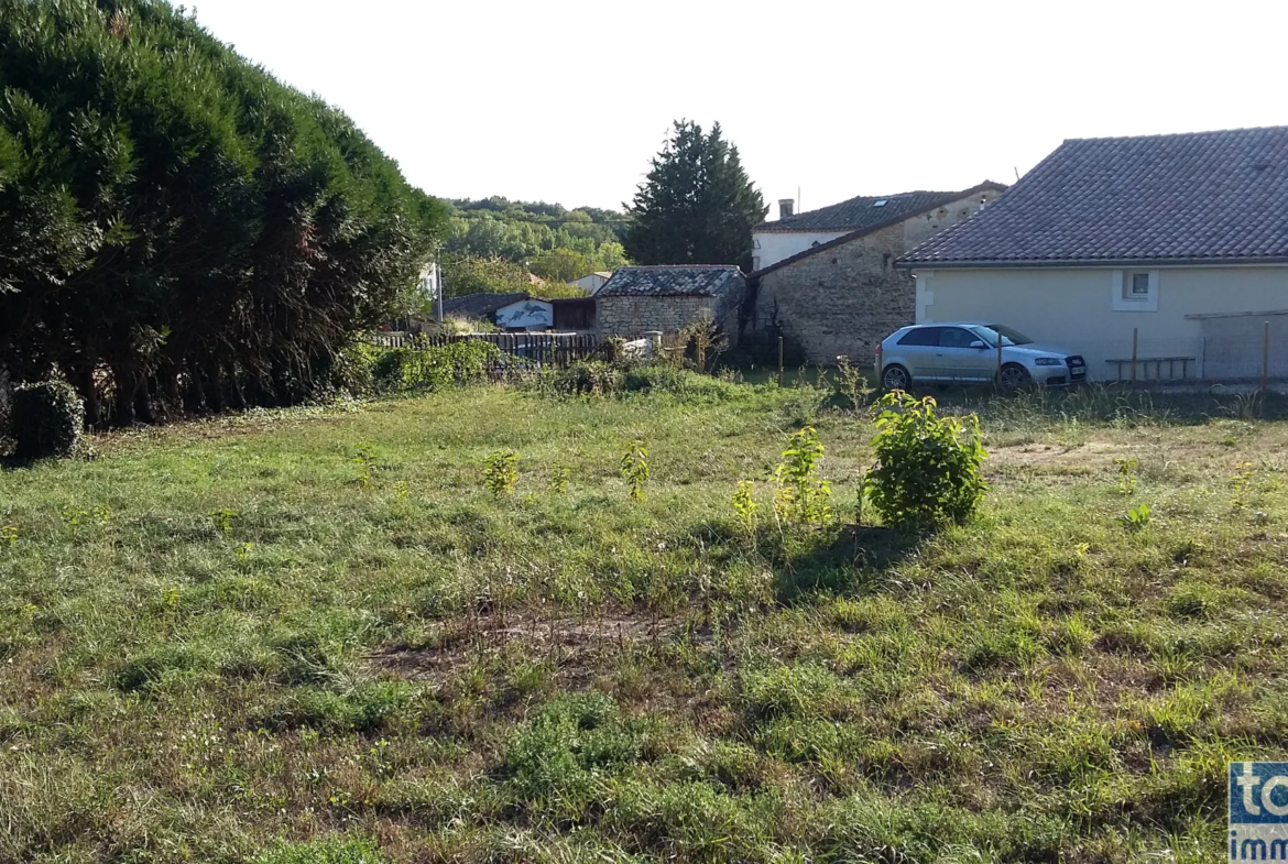 Terrain constructible de 827 m² à Garat près de Soyaux 