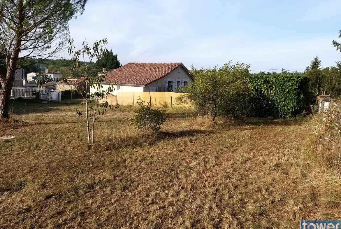 Terrain constructible de 827 m² à Garat près de Soyaux 