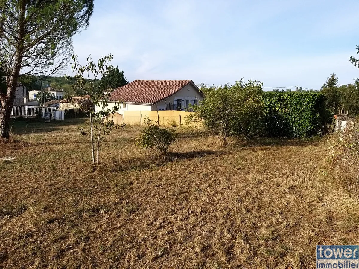 Terrain constructible de 827 m² à Garat près de Soyaux 