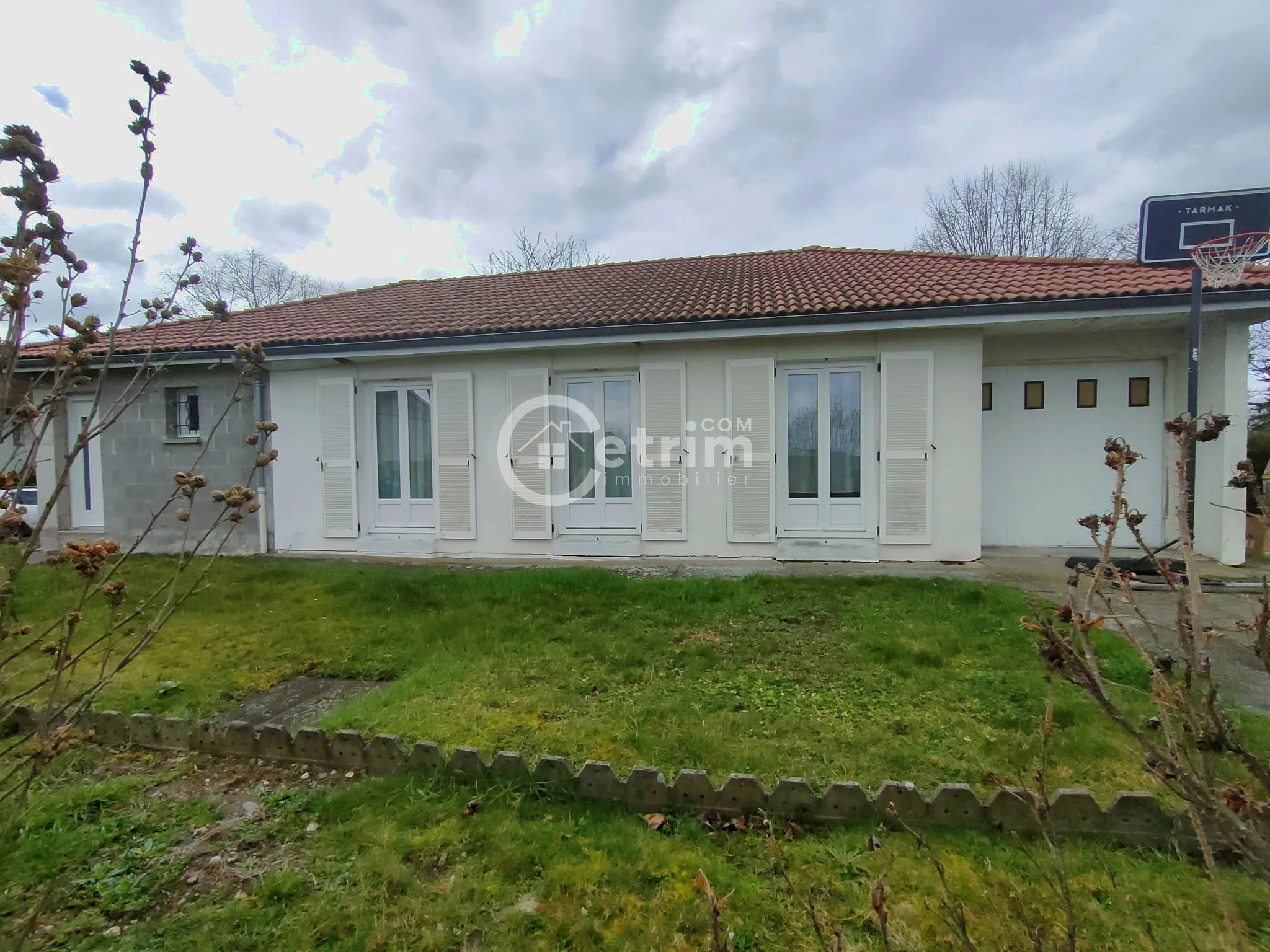 Maison de plain-pied de 105 m² à Maringues avec jardin et garage 