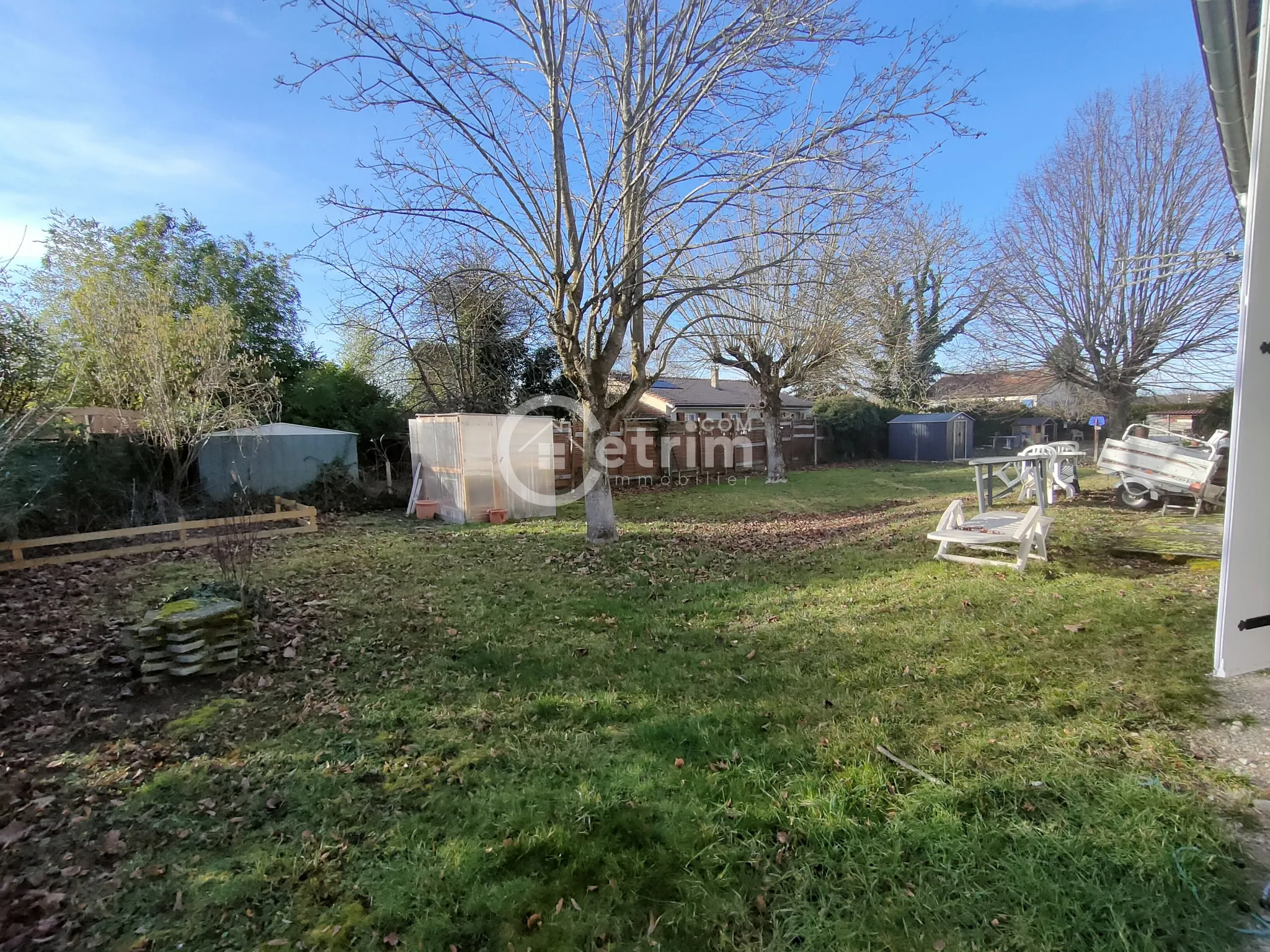 Maison de plain-pied de 105 m² à Maringues avec jardin et garage 