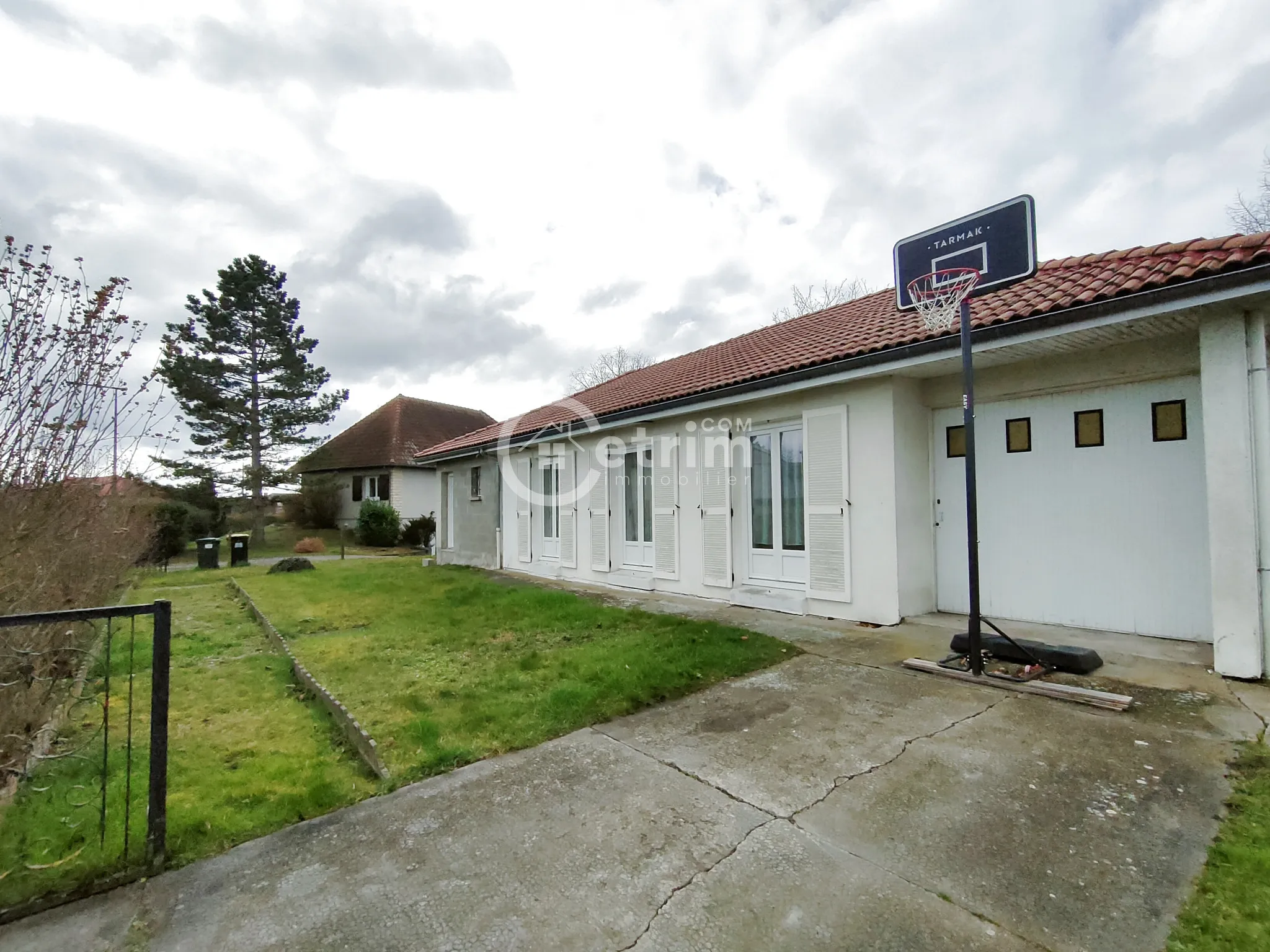 Maison de plain-pied de 105 m² à Maringues avec jardin et garage 