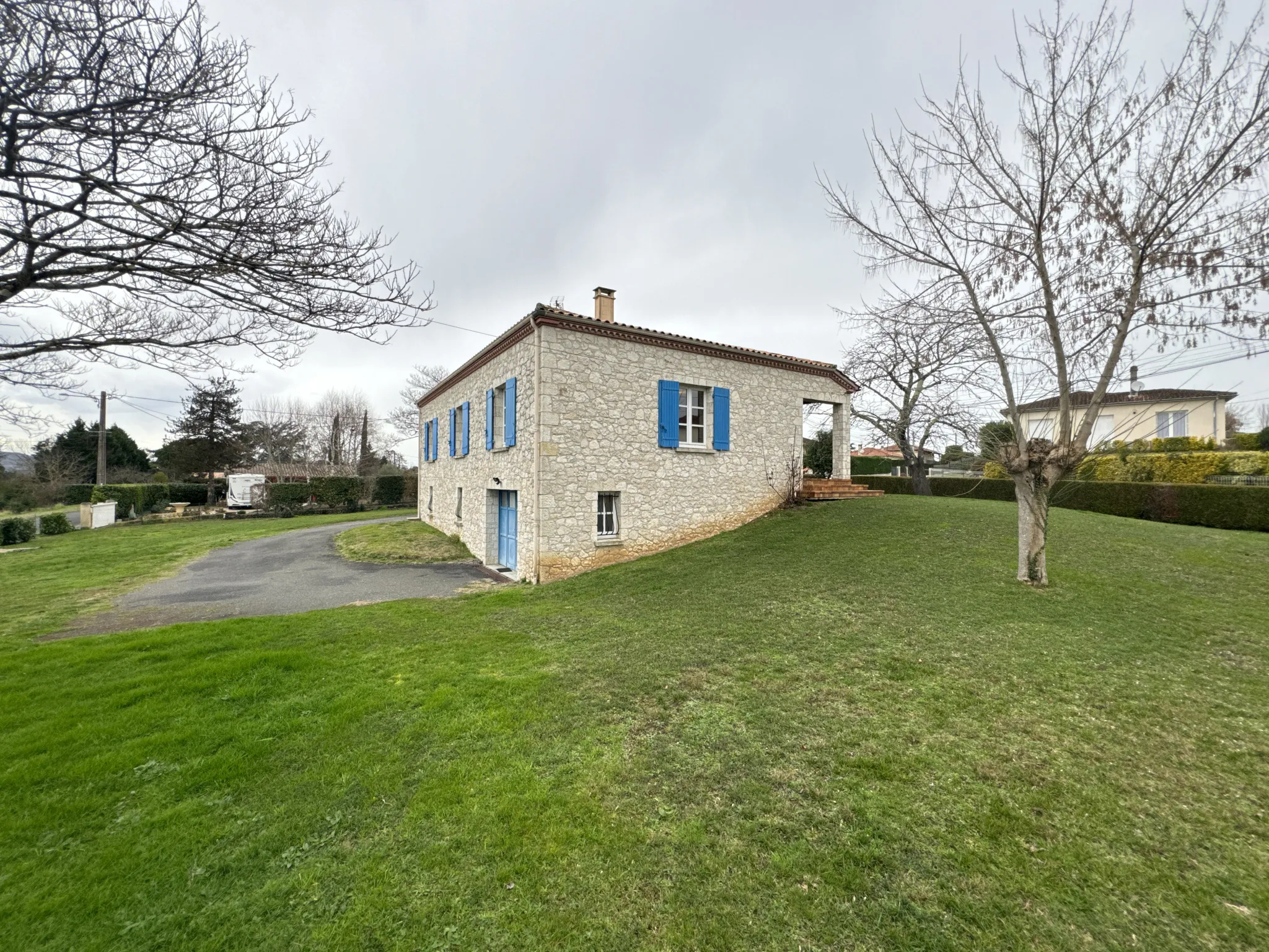 Maison en pierre à vendre à Saint-Sylvestre sur Lot avec terrain de 1600 m2 