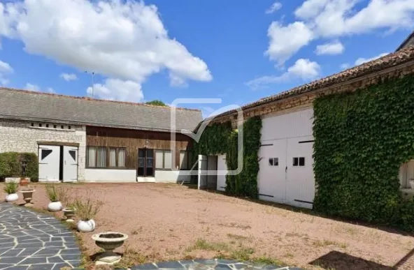 Vente d'une maison historique avec dépendances à Champigny-sur-Veude