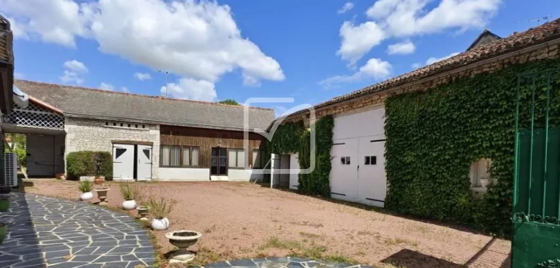 Vente d'une maison historique avec dépendances à Champigny-sur-Veude 