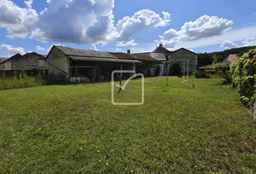 Vente d'une maison historique avec dépendances à Champigny-sur-Veude 