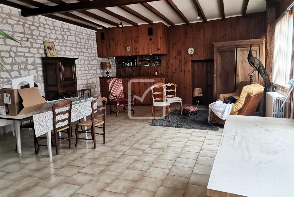 Vente d'une maison historique avec dépendances à Champigny-sur-Veude 