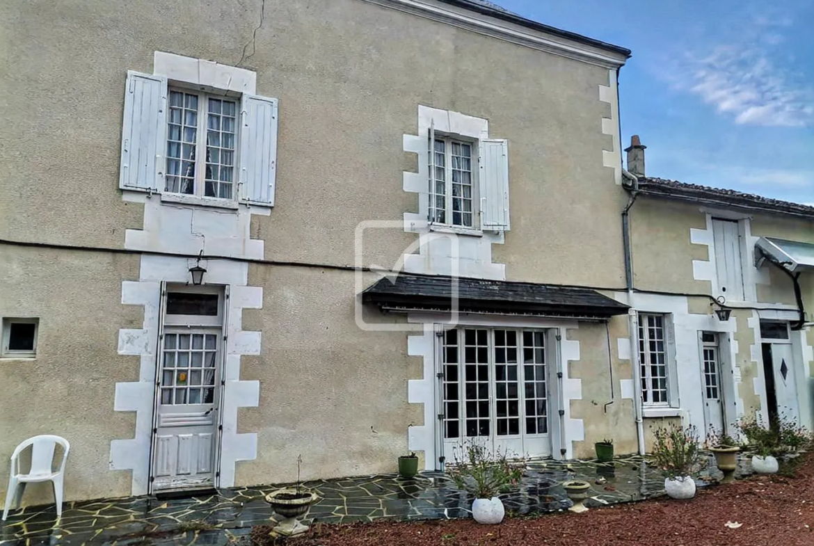 Vente d'une maison historique avec dépendances à Champigny-sur-Veude 