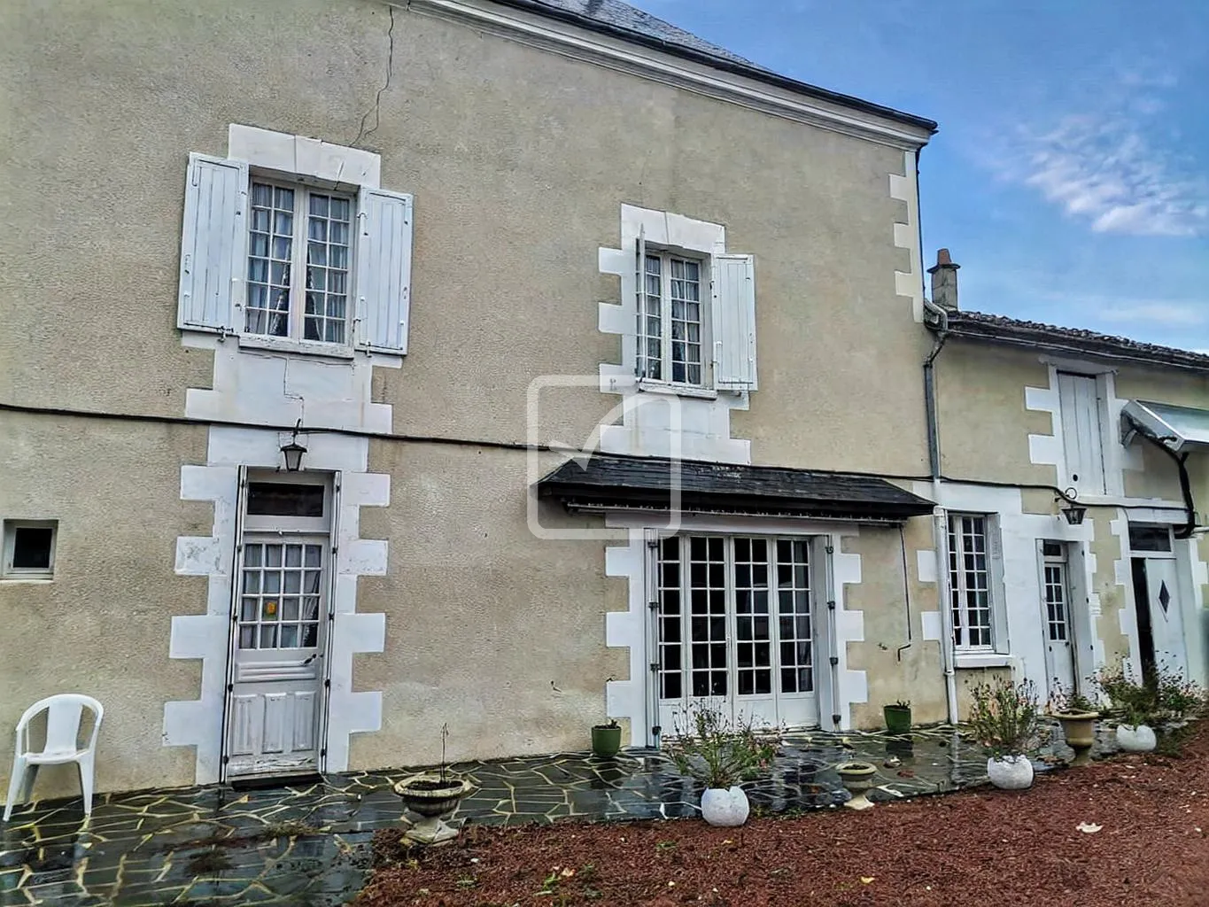 Vente d'une maison historique avec dépendances à Champigny-sur-Veude 