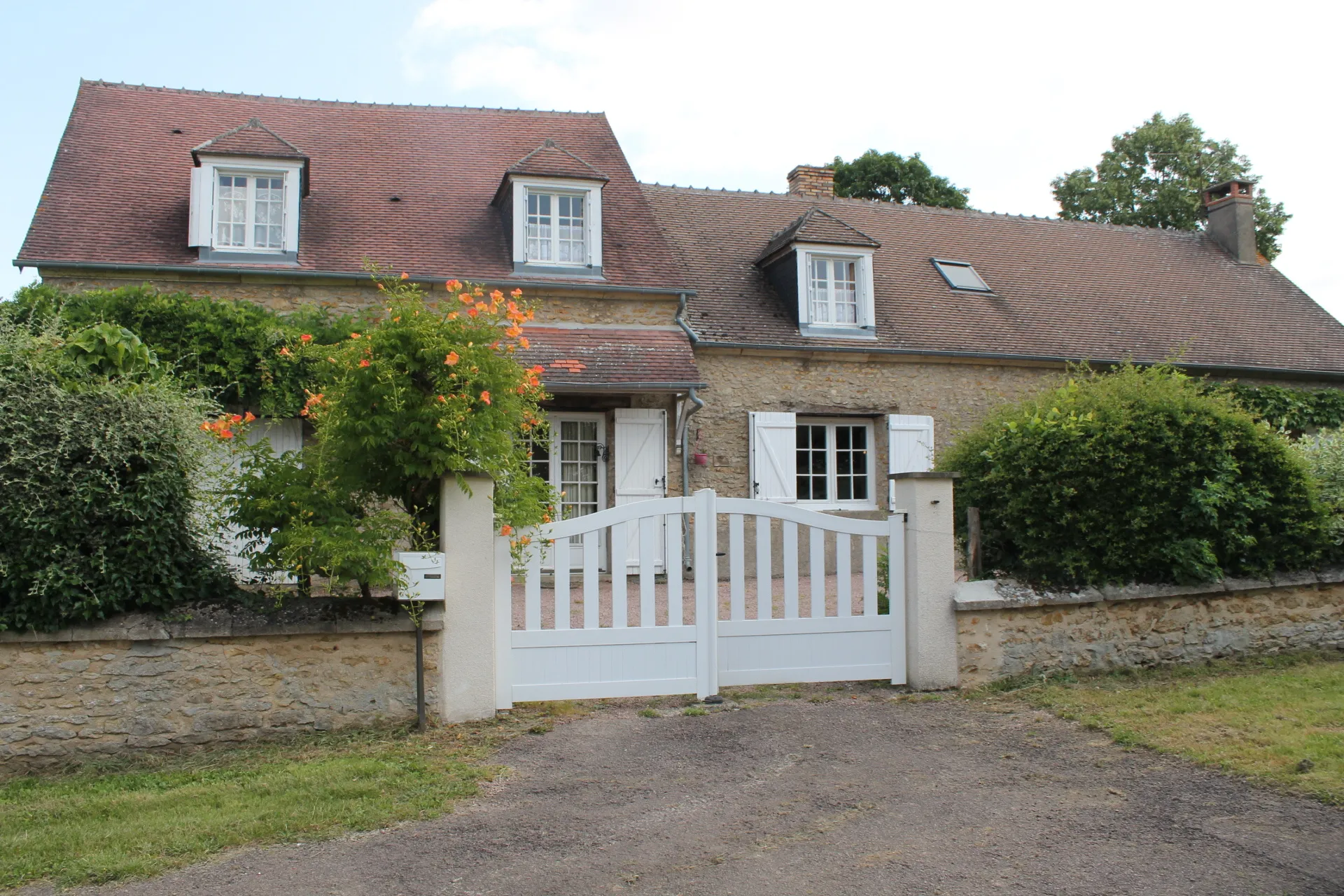 Maison spacieuse à Croisy avec vue dégagée sur 1570 m² 