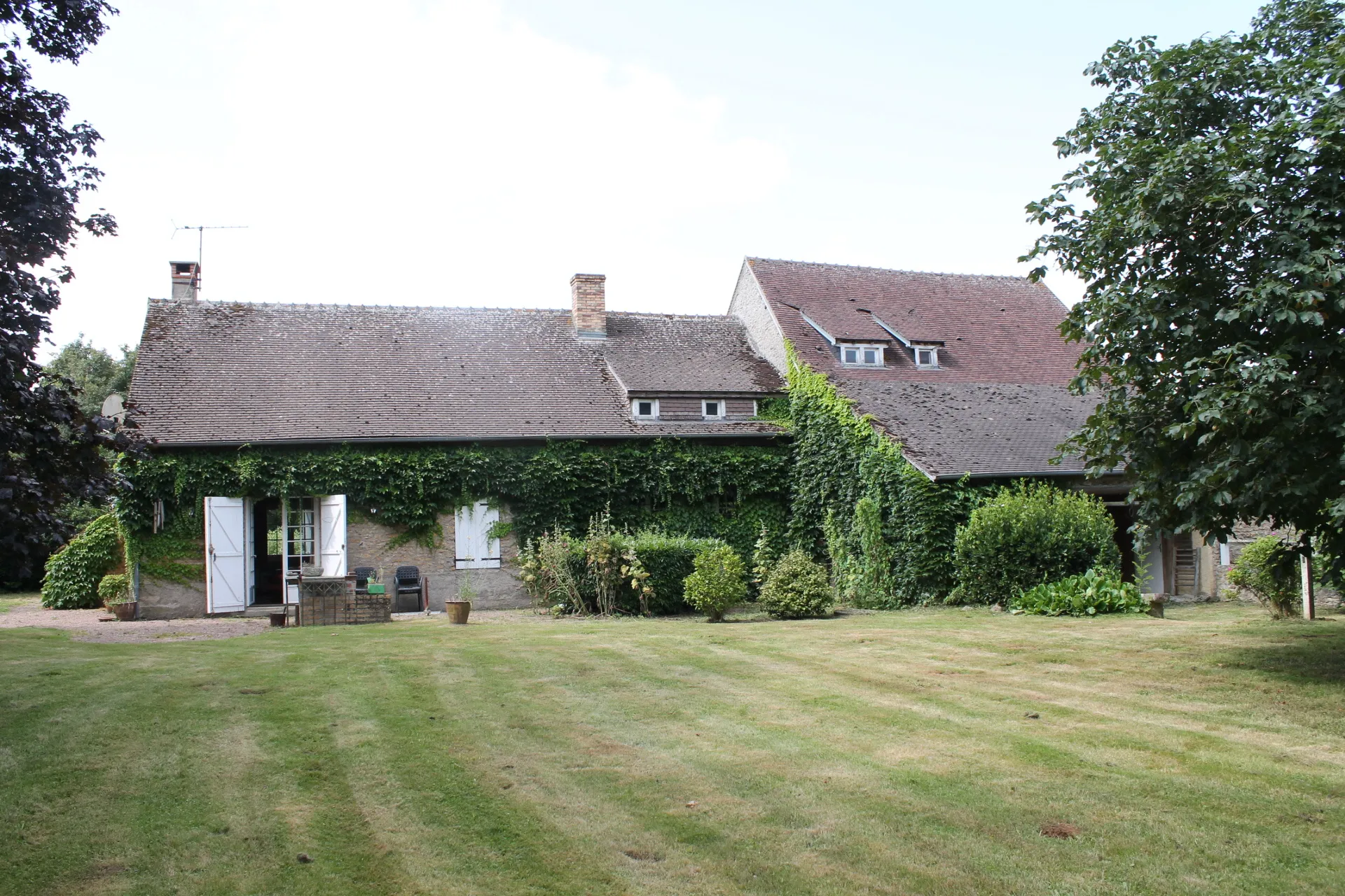 Maison spacieuse à Croisy avec vue dégagée sur 1570 m² 