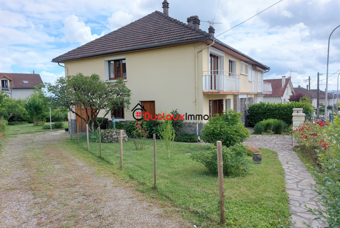 Maison 4 chambres à vendre à AURILLAC avec jardin 