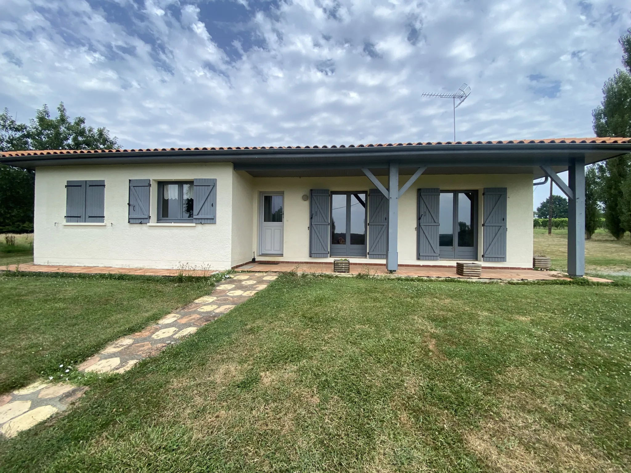 Maison avec dépendance et terrain de 1.2 hectare à Sauveterre de Guyenne 