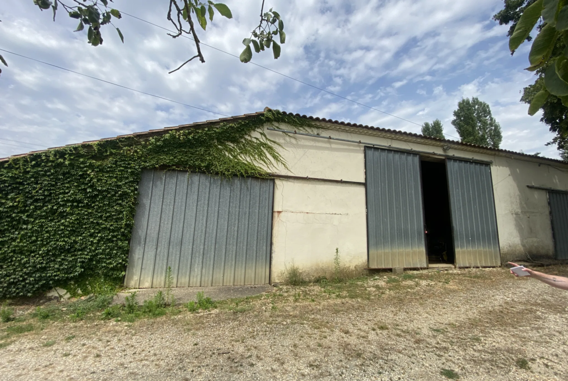 Maison avec dépendance et terrain de 1.2 hectare à Sauveterre de Guyenne 