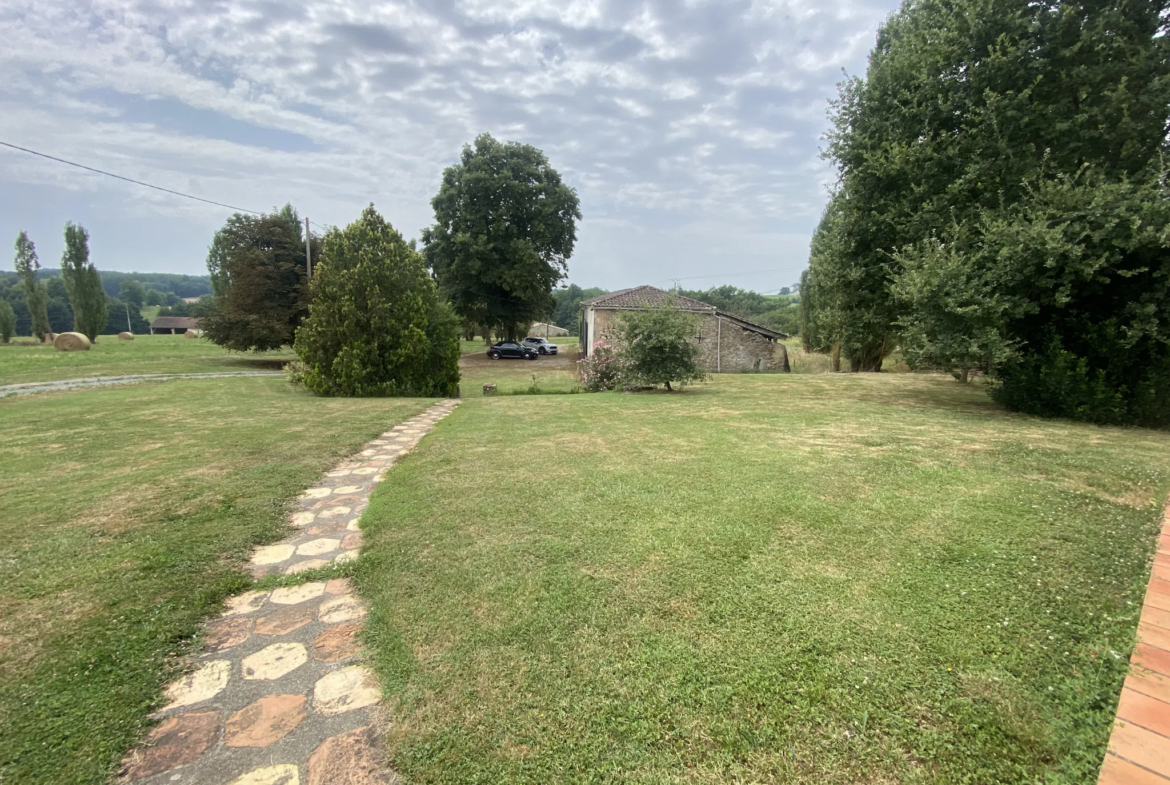 Maison avec dépendance et terrain de 1.2 hectare à Sauveterre de Guyenne 