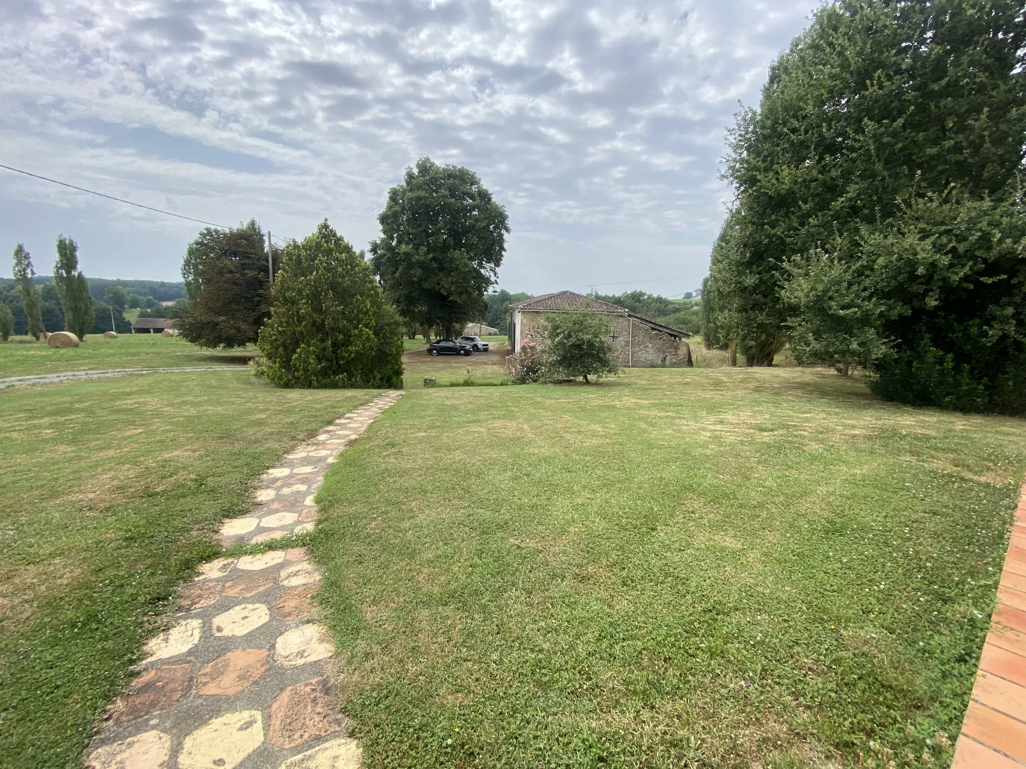 Maison avec dépendance et terrain de 1.2 hectare à Sauveterre de Guyenne 