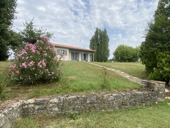 Maison avec dépendance et terrain de 1.2 hectare à Sauveterre de Guyenne