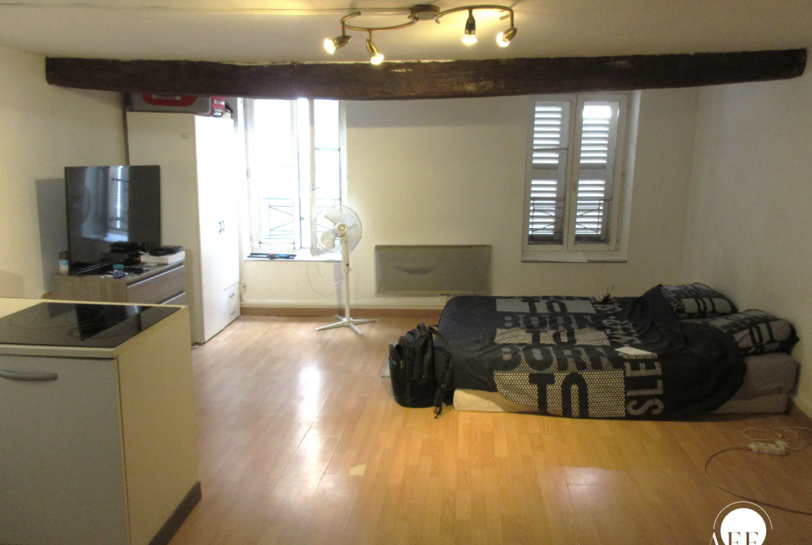 Studio à vendre au centre-ville de Coulommiers, loué 464,35 euros 