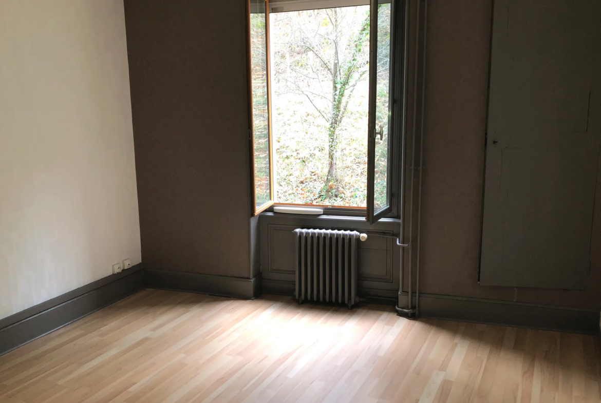 Appartement F3 à Châtel-Guyon dans un Immeuble de Caractère 