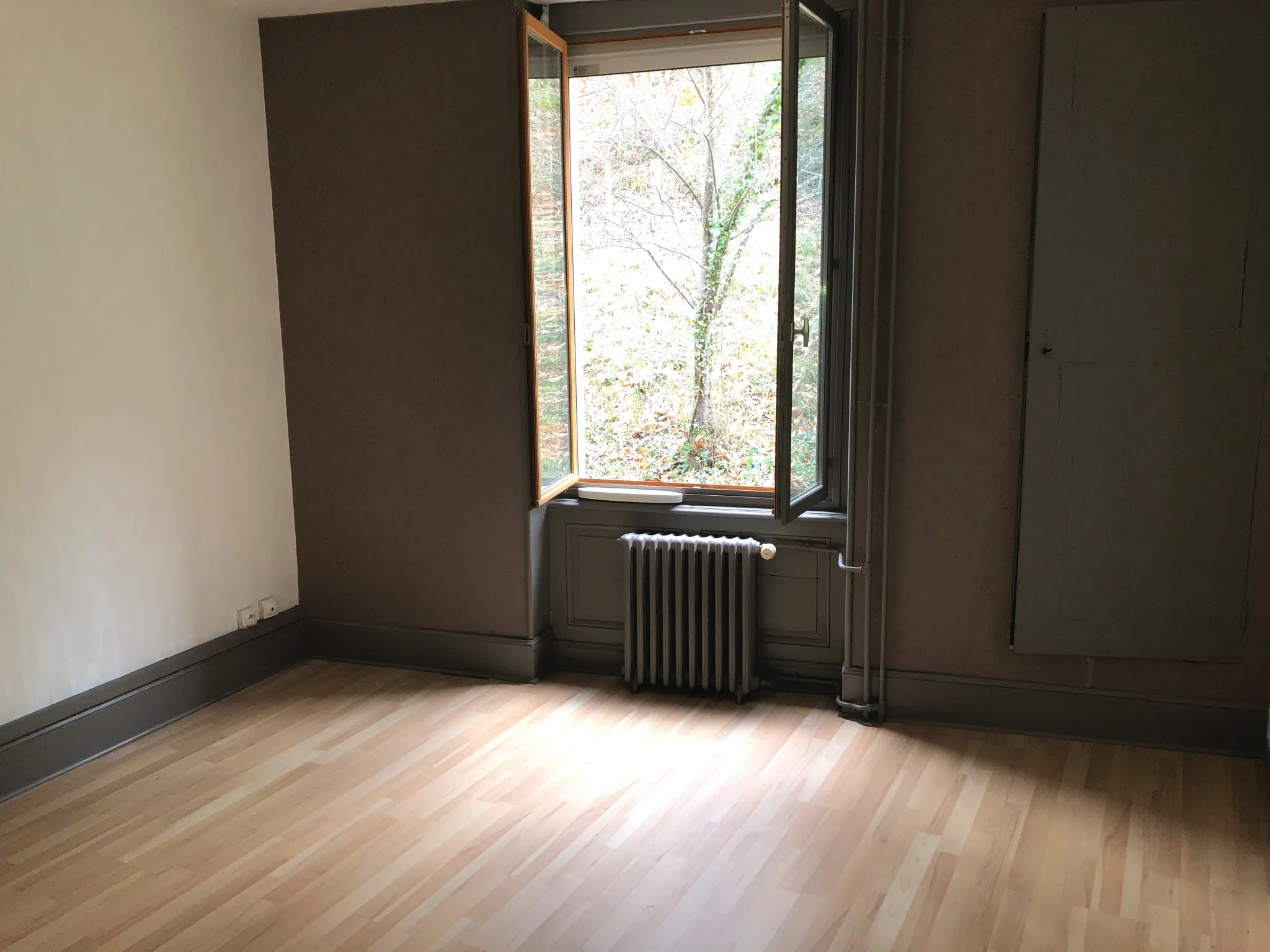 Appartement F3 à Châtel-Guyon dans un Immeuble de Caractère 