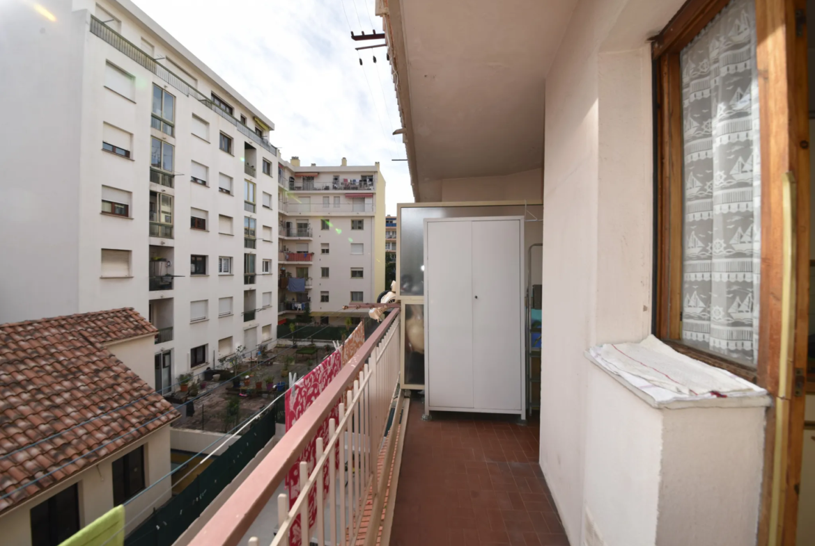 Appartement 2 Pièces Traversant avec Balcons à Nice 