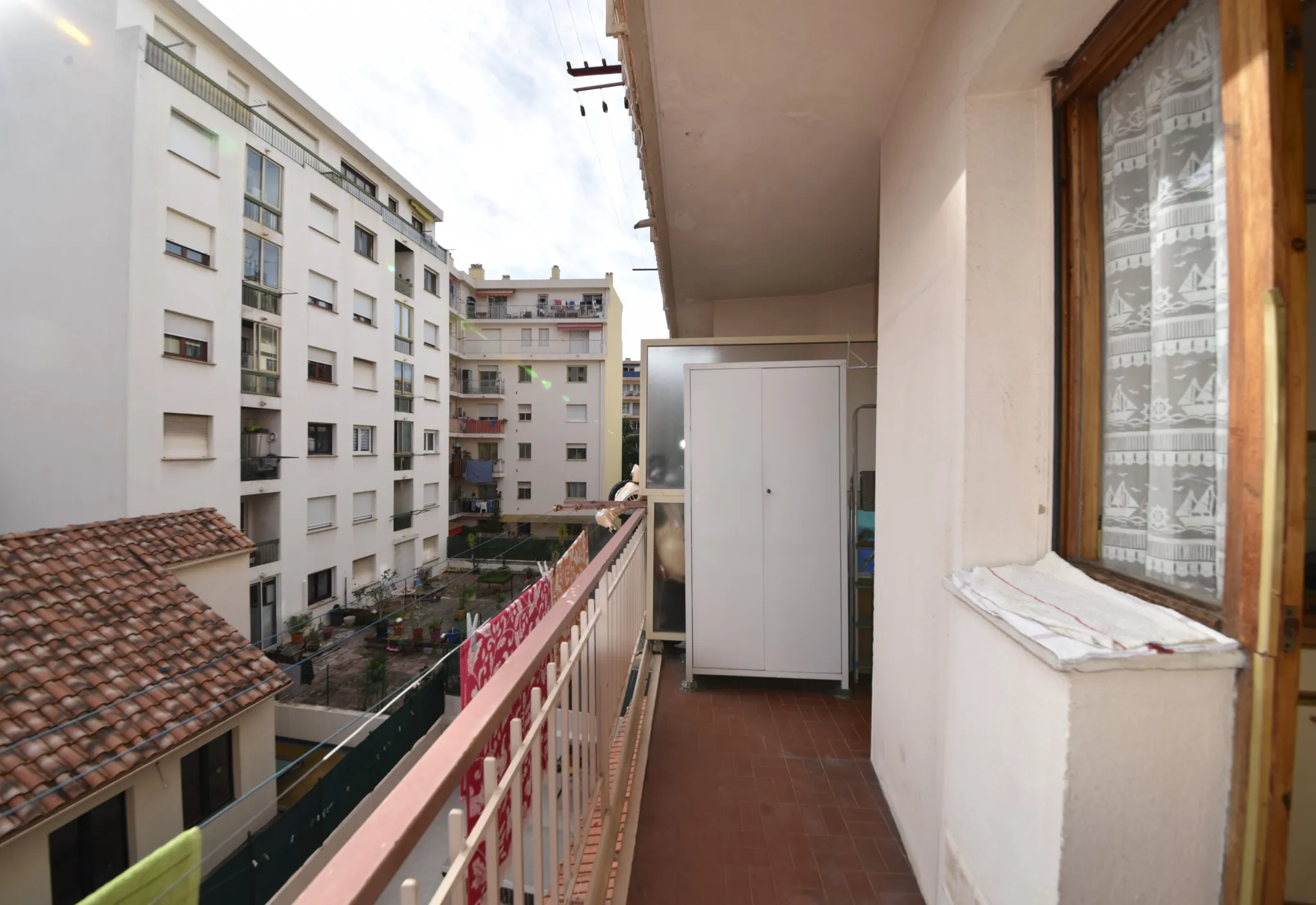 Appartement 2 Pièces Traversant avec Balcons à Nice 