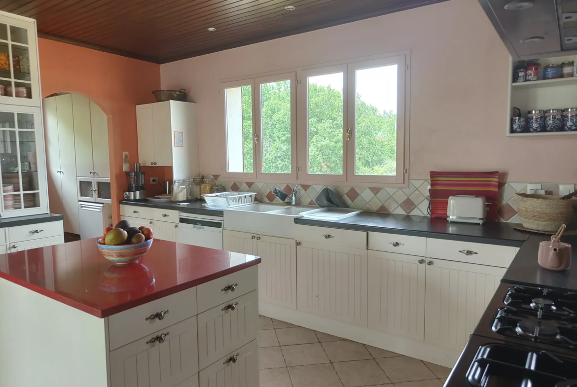 Maison familiale à vendre à Grignols avec jardin et terrasse 