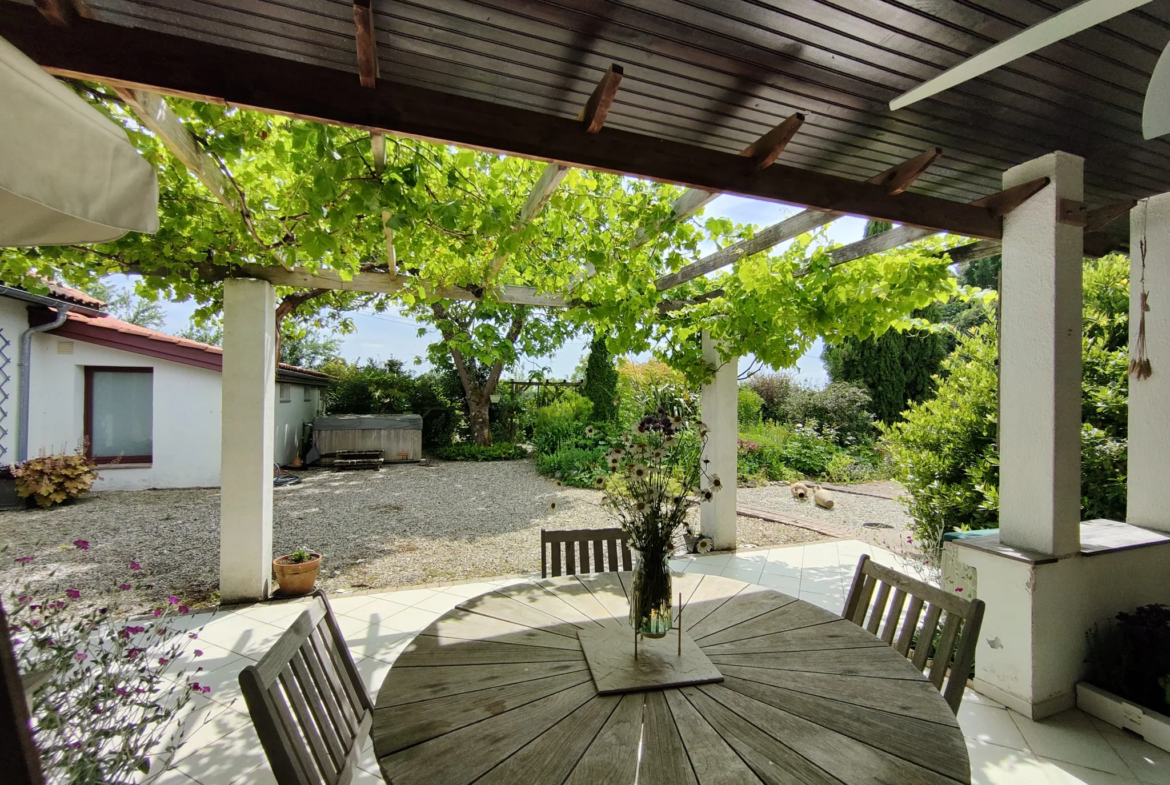 Maison familiale à vendre à Grignols avec jardin et terrasse 