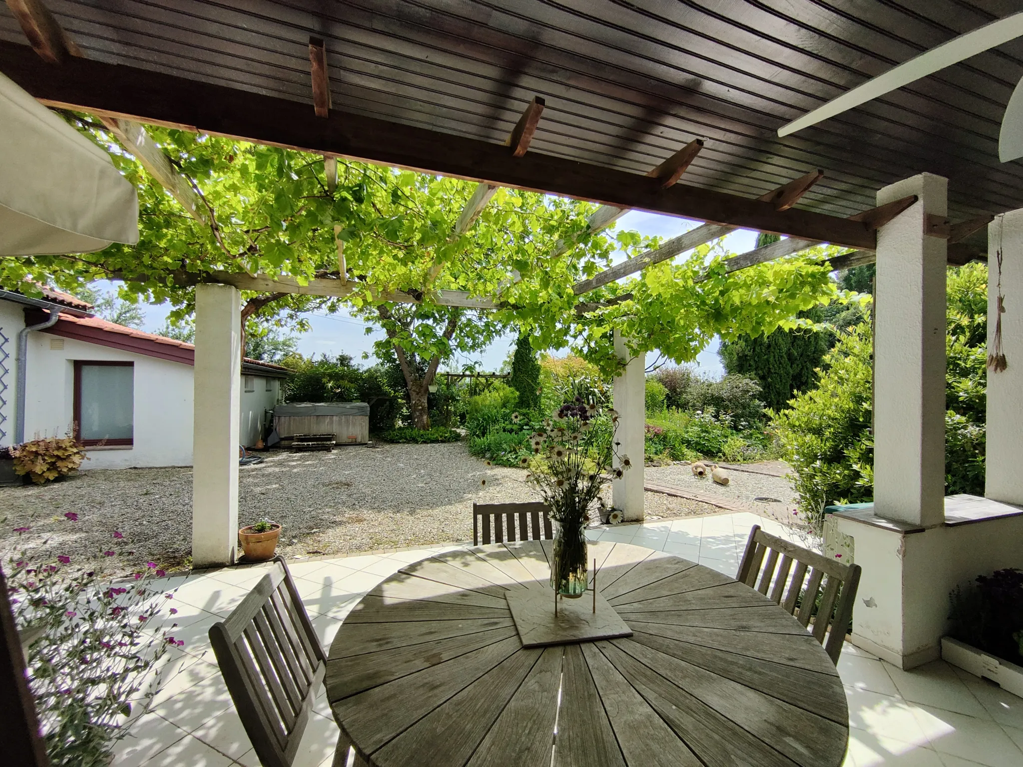 Maison familiale à vendre à Grignols avec jardin et terrasse 