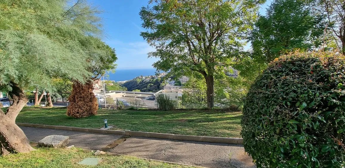 Studio à rénover à Nice OUEST avec vue mer et garage 