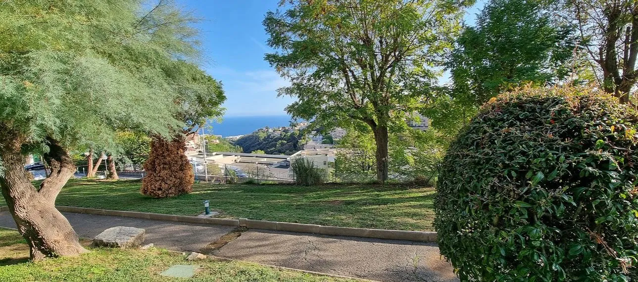 Studio à rénover à Nice OUEST avec vue mer et garage 