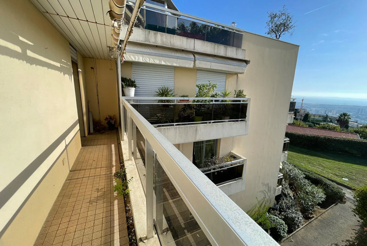 Studio à rénover à Nice OUEST avec vue mer et garage 