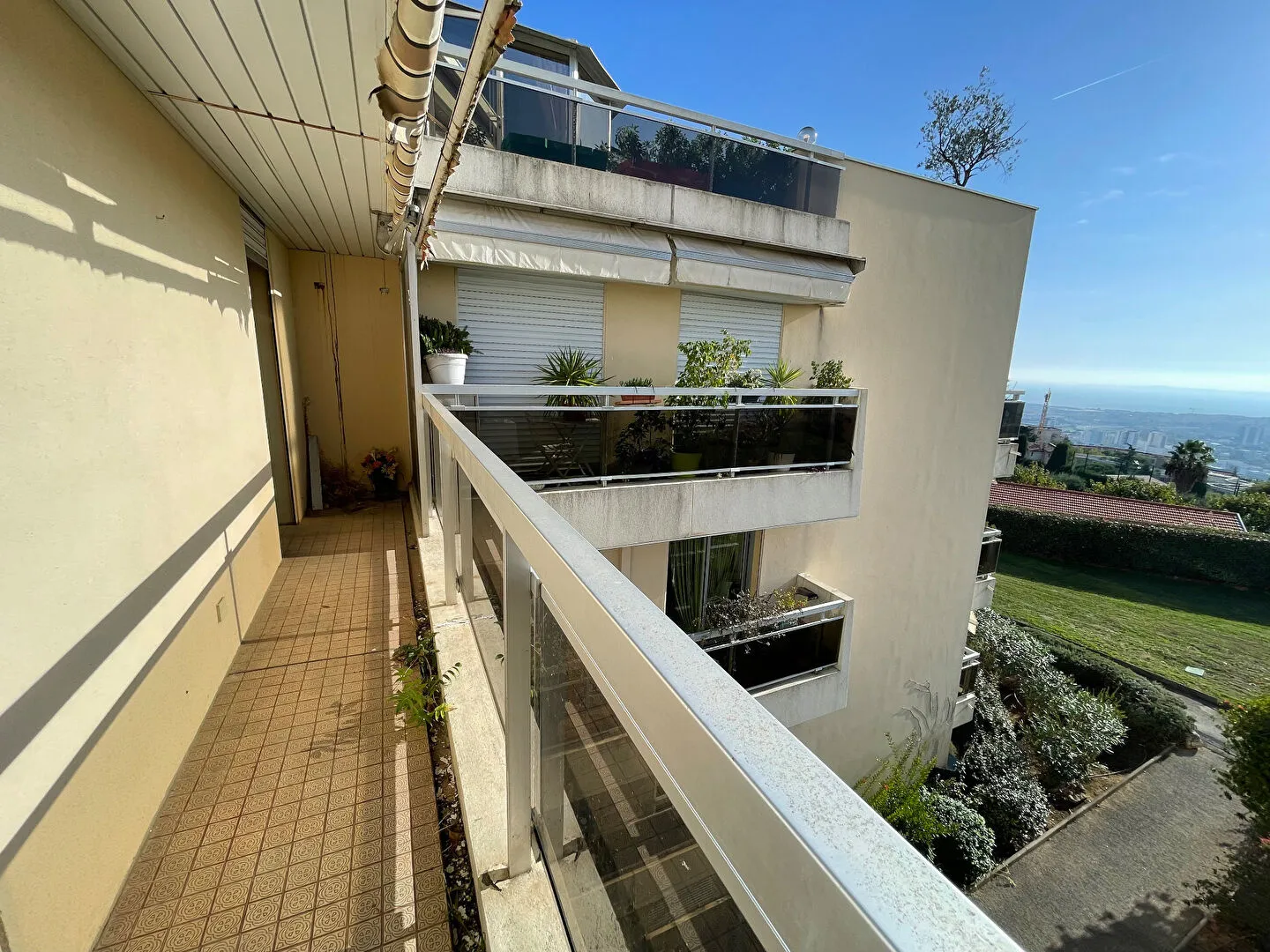 Studio à rénover à Nice OUEST avec vue mer et garage 