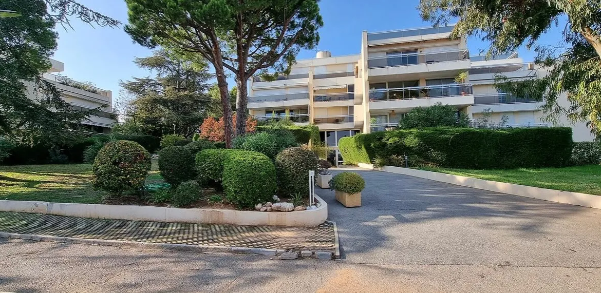 Studio à rénover à Nice OUEST avec vue mer et garage 