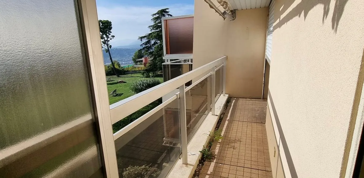 Studio à rénover à Nice OUEST avec vue mer et garage 